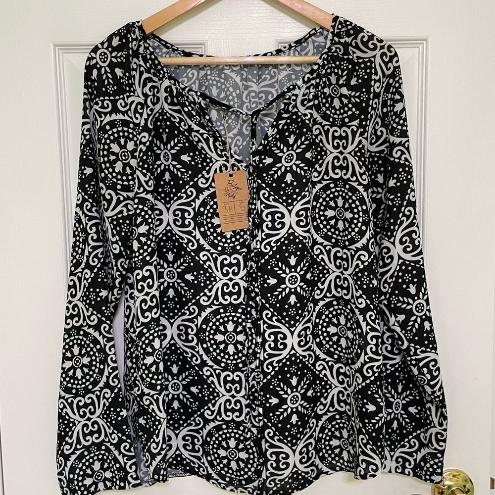 Boutique On Thirty Long Sleeve Loose Fit Black White Geometric Medallion Blouse